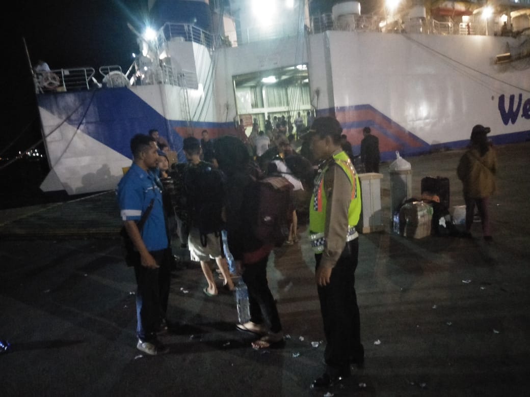 Pantau Aktivitas Penumpang Kapal Tujuan NTT