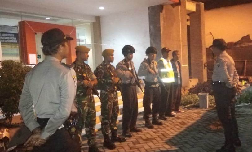 Jaga Inventaris Pemilu, Polsek Asemrowo Tetap Lakukan Pengamanan PPK