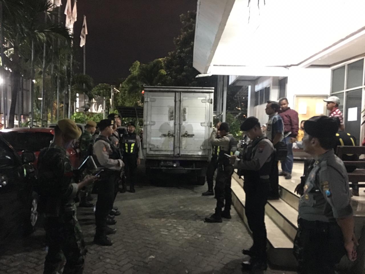 Kapolsek Semampir Pimpin Pengawalan Pengiriman Kotak & Surat Suara Ke Kantor KPU