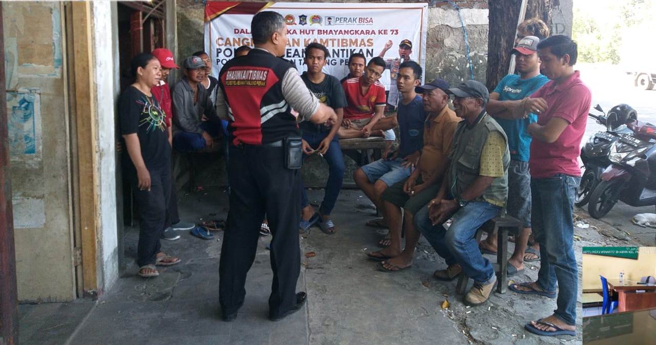 Babinkamtibmas Perak Utara Sosialisasikan SPKT Door To Door Ke Pekerja Pelabuhan
