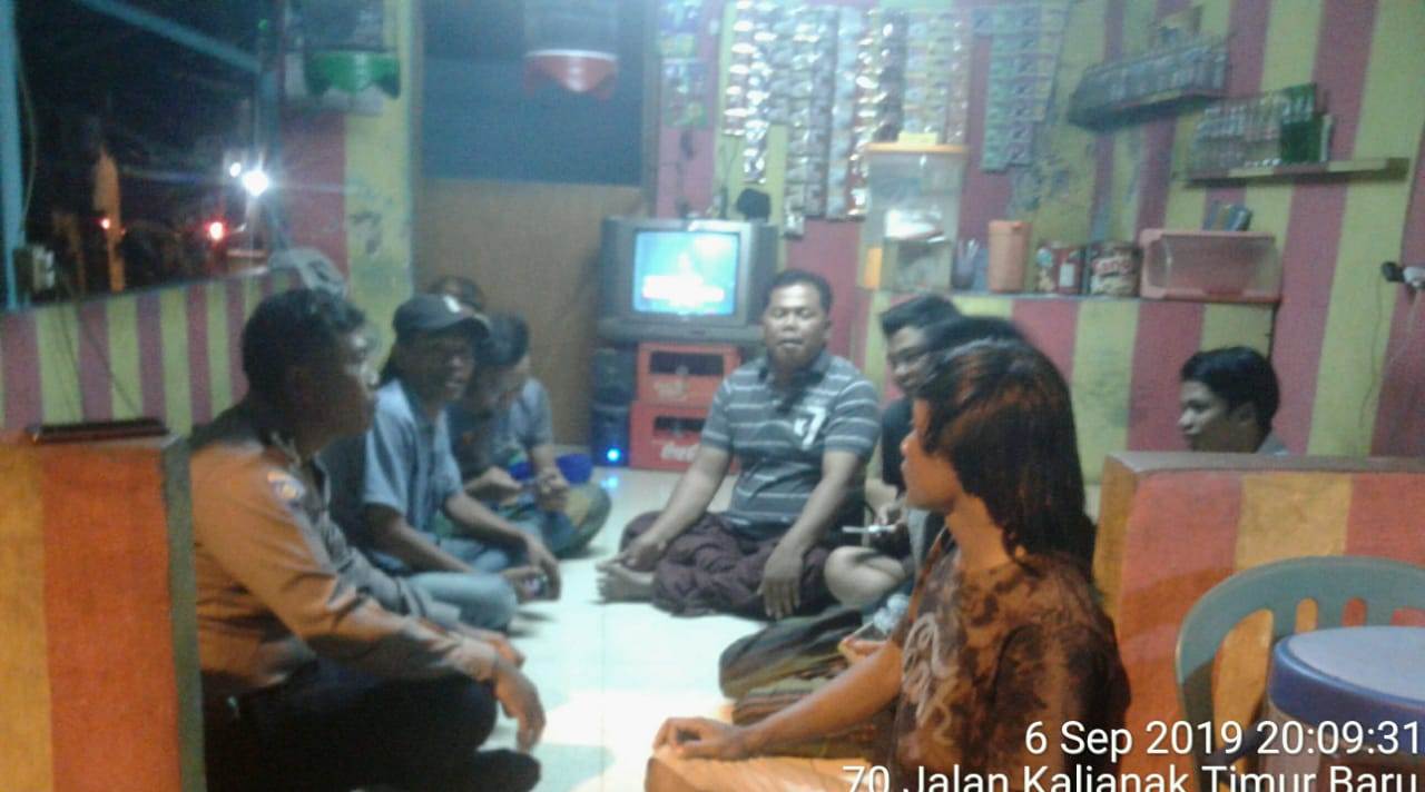 Babinkamtibmas Morokrembangan Sampaikan Himbauan Kamtibmas Ke Pengunjung Warkop