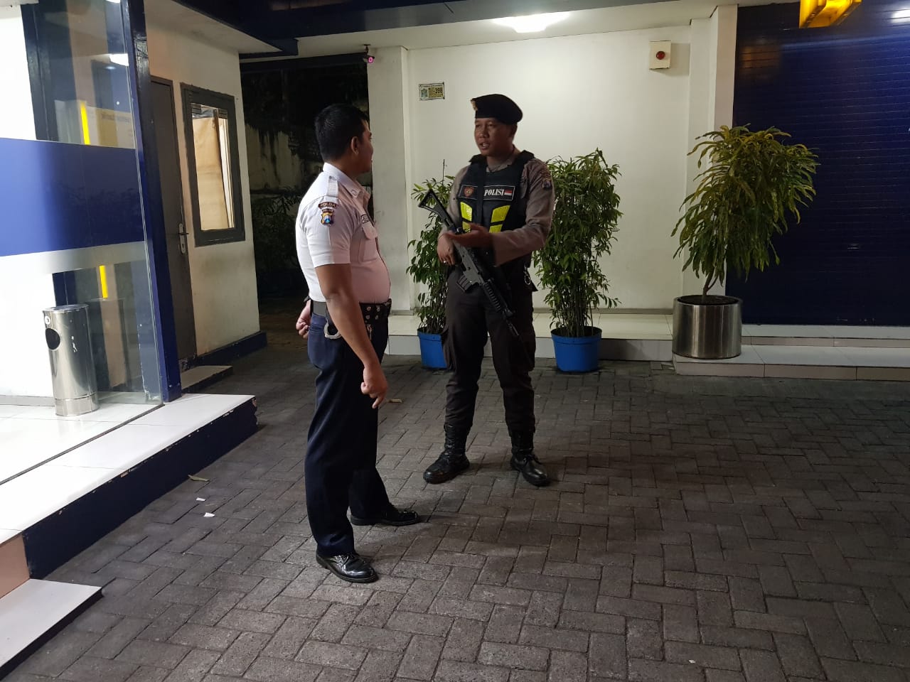 Satsabhara Polres Tanjung Perak Gelar Patroli Rutin di Kantor Bank