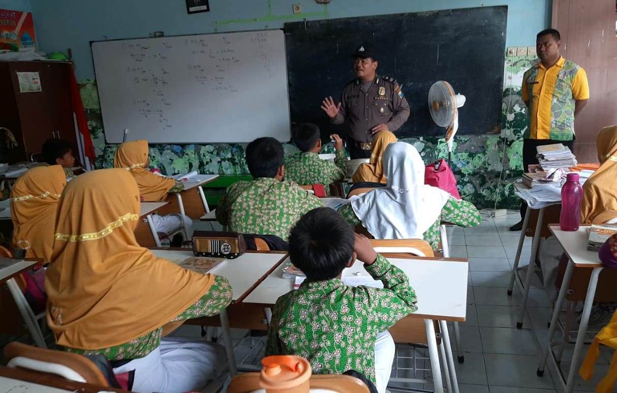 Babinkamtibmas Krembangan Utara Gelar Rabu Narsis, Sampaikan Pesan Rajin Belajar