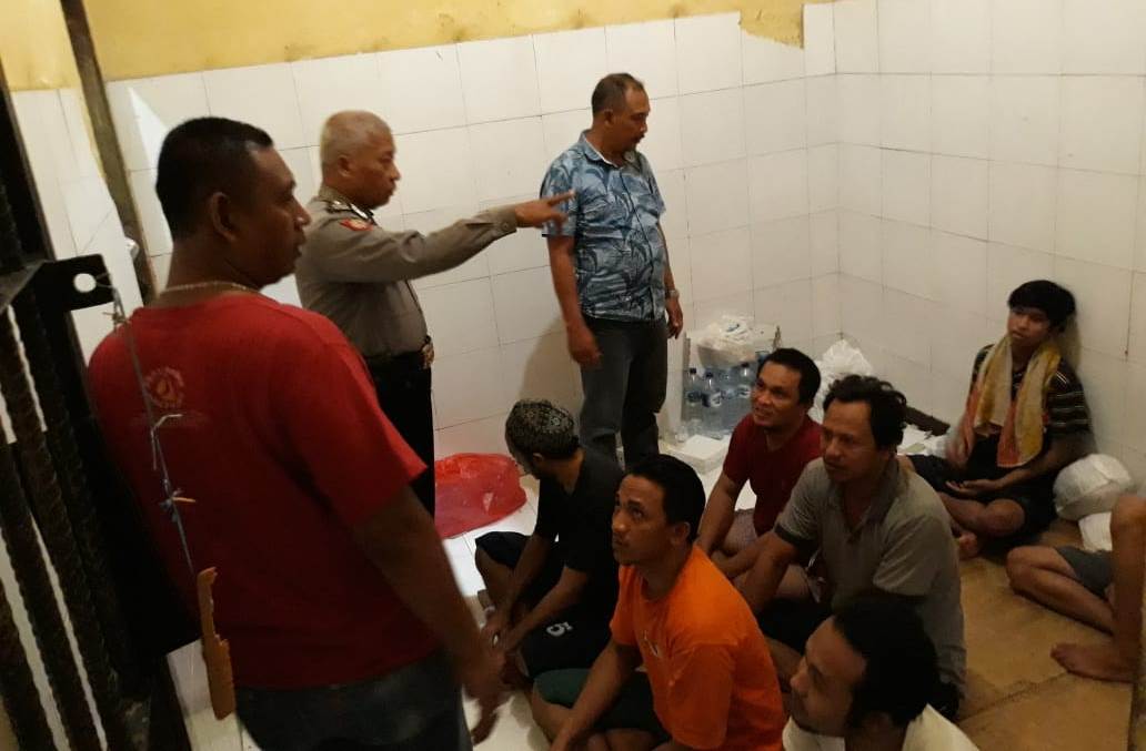 Polsek Asemrowo Pantau Kesehatan Tahanan Melalui Cek Rutin Setiap Pagi & Malam