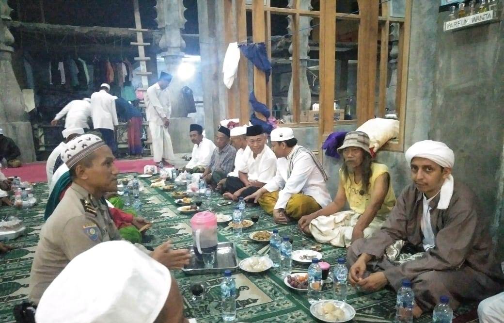 Polsek Asemrowo Lakukan Pengamanan Pengajian Maulid Nabi di Masjid Al Karomah