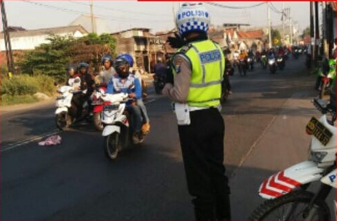 Satlantas Polres Tanjung Perak Rutin Pengaturan Pagi di Jalan Branjangan