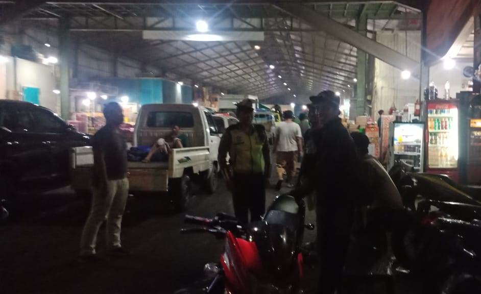 Pantau Keamanan Pasar Buah Tanjung Sari, Polsek Asemrowo Gelar Patroli Malam