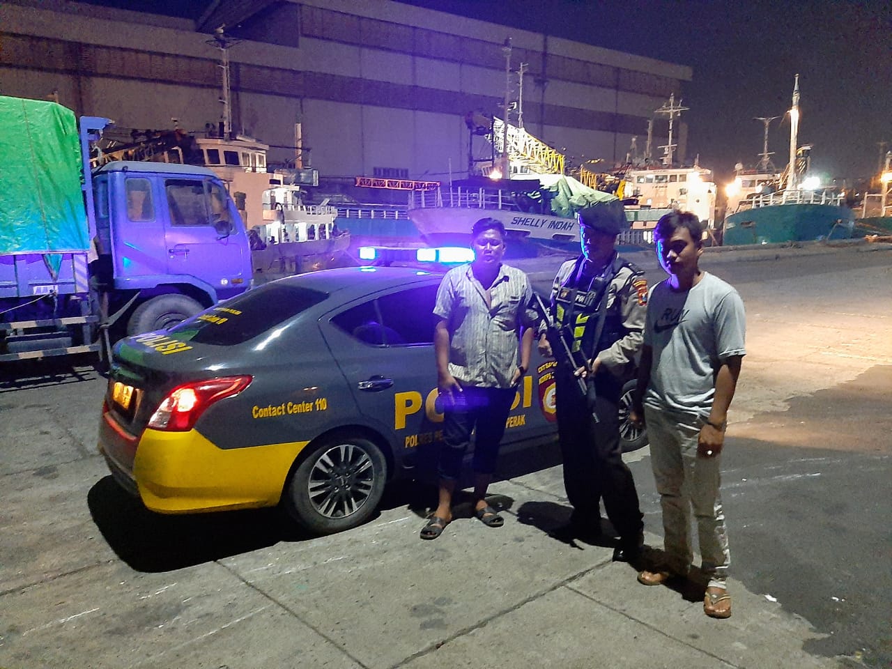 Pantau Keamanan di Pelabuhan Kalimas, Satsabhara Polres Tanjung Perak Lakukan Patroli Malam