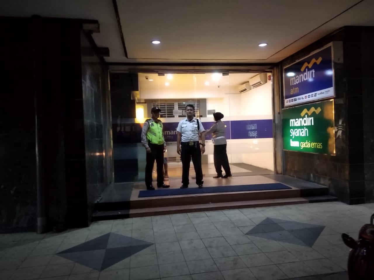 Pantau Keamanan Kantor Bank, Polsek Pabean Cantikan Rutin Patroli Malam