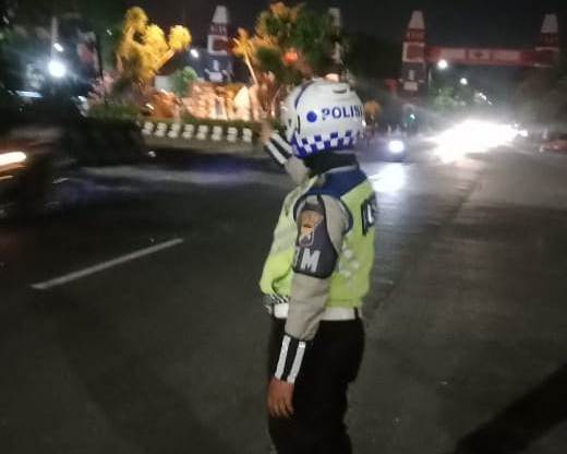 Satlantas Polres Tanjung Perak Lakukan Pengaturan Lalu Lintas Malam, Antisipasi Kecelakaan