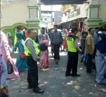 Antisipasi Copet, Polsek Semampir Lakukan Penjagaan Peziarah Makam Ampel