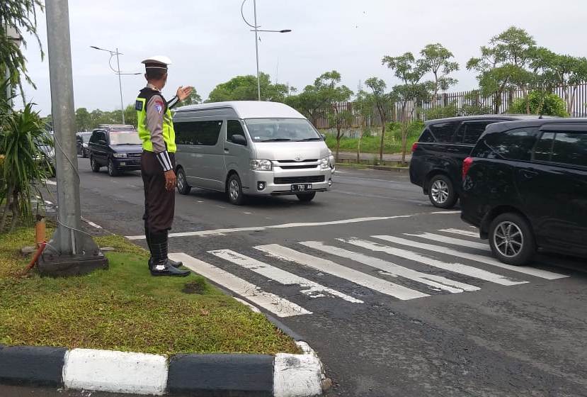 Unit Lantas Polsek Asemrowo Laksanakan Pengaturan Pagi Cegah Kemacetan