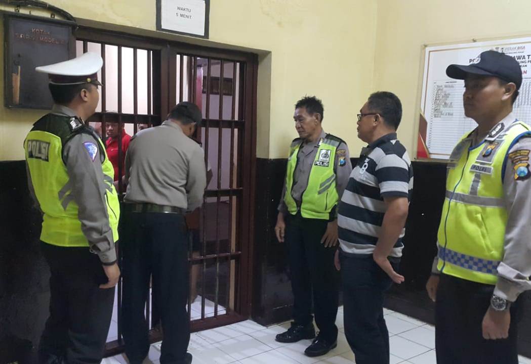 Pantau Kesehatan Tahanan, Polsek Pabean Cantikan Gelar Pengecekan Malam