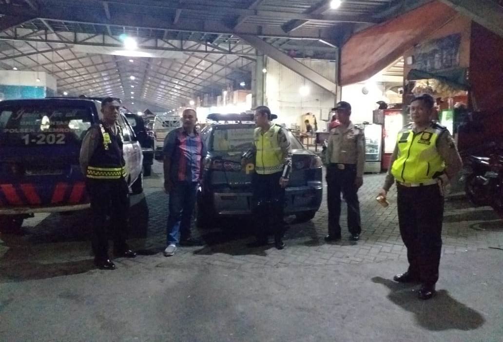 Polsek Asemrowo Gelar Patroli Malam di Pasar Buah Jalan Tanjung Sari, Antisipasi Kriminalitas 3C