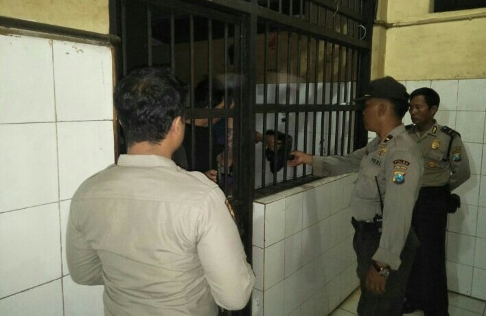 Pantau Kesehatan Tahanan, Polsek Kenjeran Lakukan Pengecekan Malam