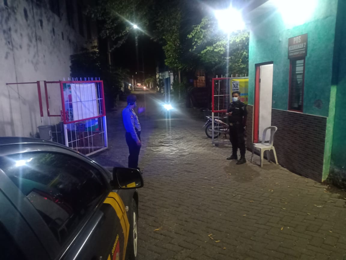 Polsek Kenjeran Gelar Patroli Malam di Pemukiman, Sampaikan Pesan Waspada Orang Tak Dikenal