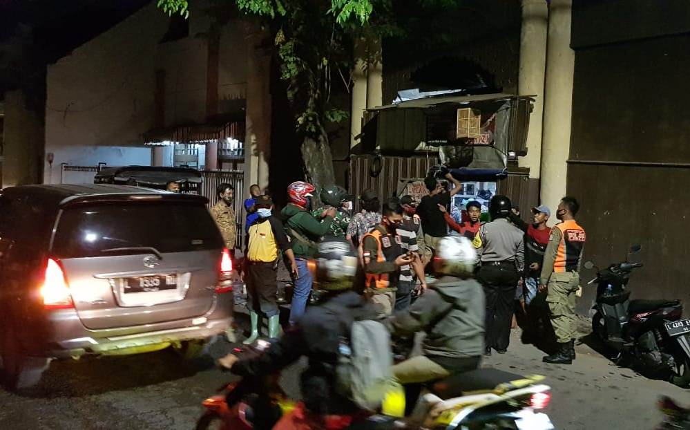 Polsek Pabean Cantikan Bareng Instansi Samping Lakukan Penertiban Masker di Warkop