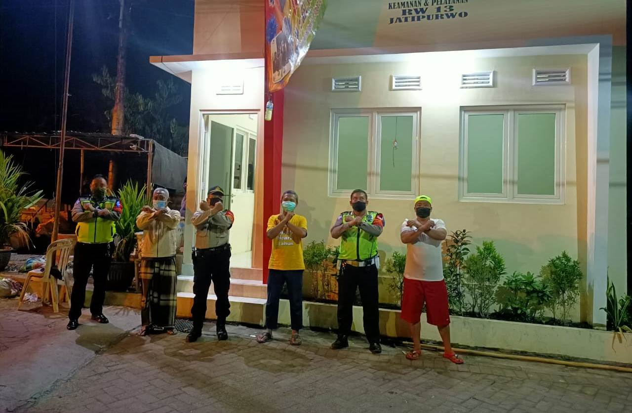 Polsek Semampir Serahkan Bantuan Beras Untuk Warga Kampung Tangguh