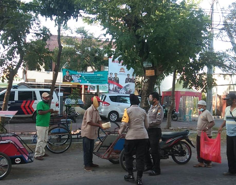 Kapolsek Kenjeran Bersama Anggota Bagikan Daging Kurban Ke Penarik Becak
