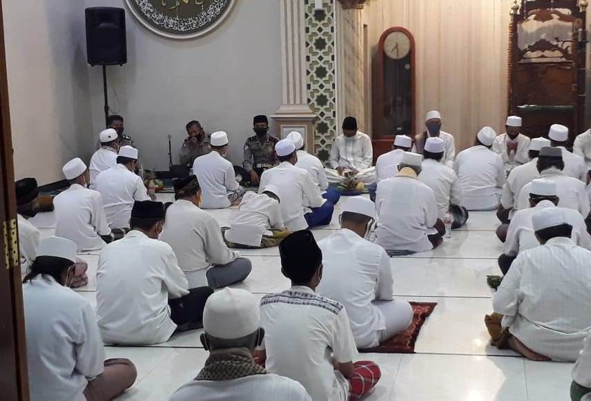 Polsek Asemrowo Pantau Penerapan Protokol Kesehatan di Acara Peringatan Maulid Nabi