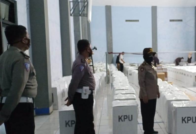 Polsek Kenjeran Gelar Patroli di Sekretariat PPK Kecamatan, Pantau Keamanan Logistik Pilwali