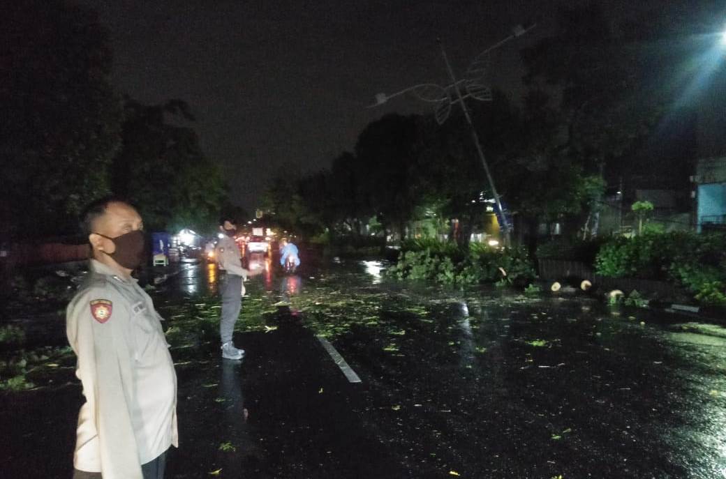 Polsek Krembangan Lakukan Pengamanan Evakuasi Pohon & Tiang Penerangan Tumbang