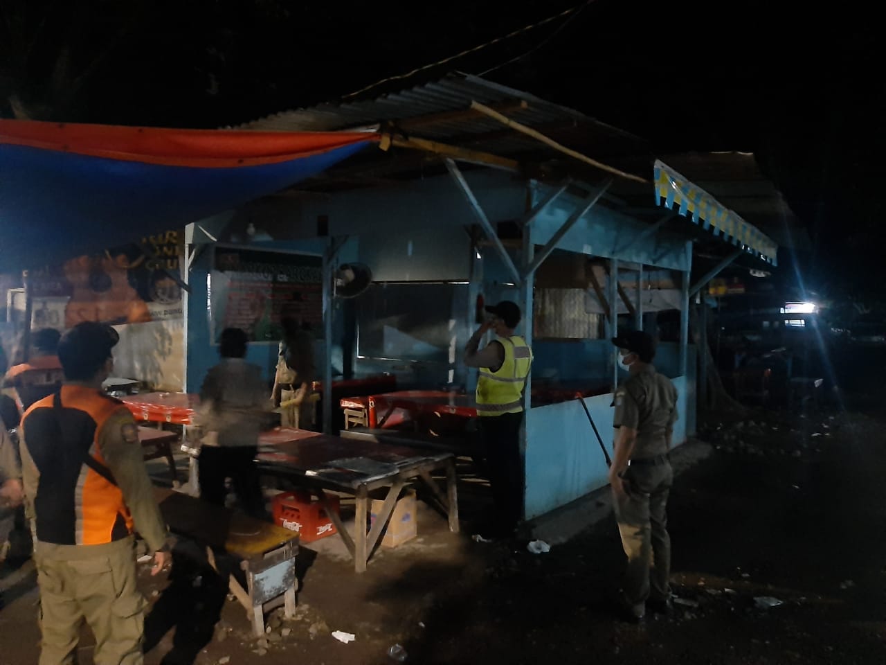 Polsek Kenjeran Bersama Satpol PP Lakukan Razia Warung-Warung Dalam Pelaksanaan PPKM