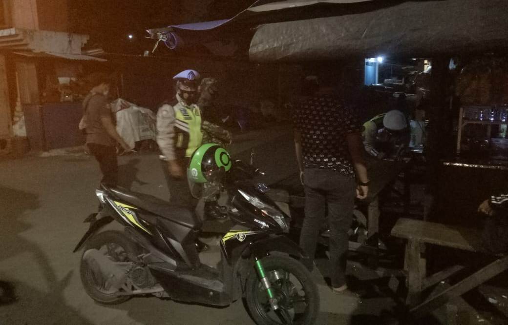 Polsek Asemrowo Lakukan Operasi Jam Malam, Sambang Warkop-Warkop