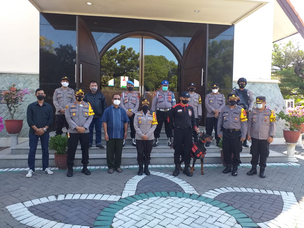 Kapolres Tanjung Perak Pimpin Sterilisasi Gereja, Persipan Menyambut Misa Kenaikan Isa Almasih