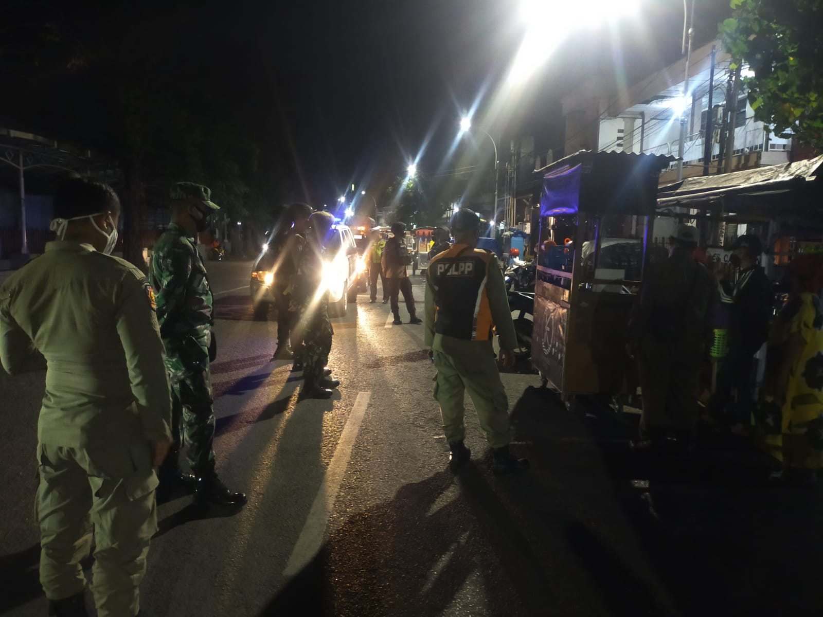 Polsek Semampir Gelar Operasi Pemberlakuan Jam Malam, Sasar Warung-Warung