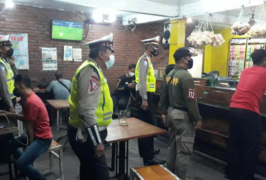 Polsek Asemrowo Bareng Satpol PP Gelar Operasi Jam Malam Sesuai PPKM Darurat, Sasar Warung & Toko