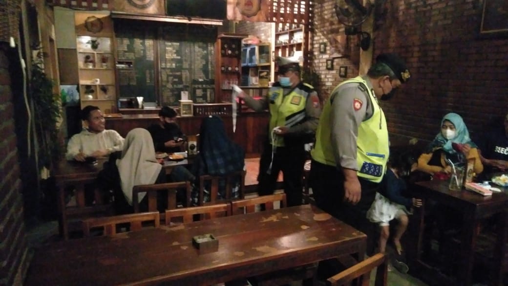 Polsek Krembangan Gelar Operasi Jam Malam, Sasar Warung-Warung & PKL