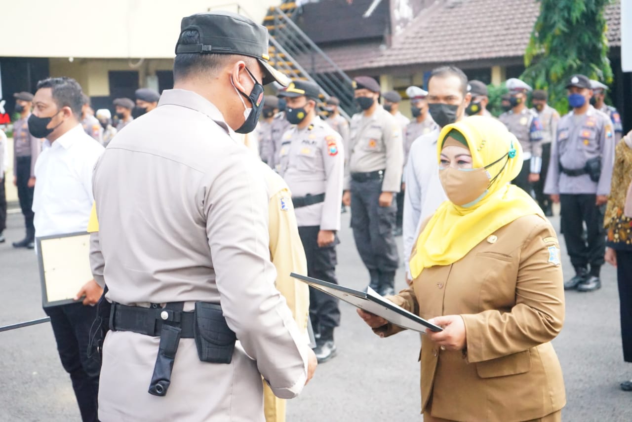 Kapolres Tanjung Perak Berikan Piagam Penghargaan Kepada Belasan Tenaga Medis & Relawan