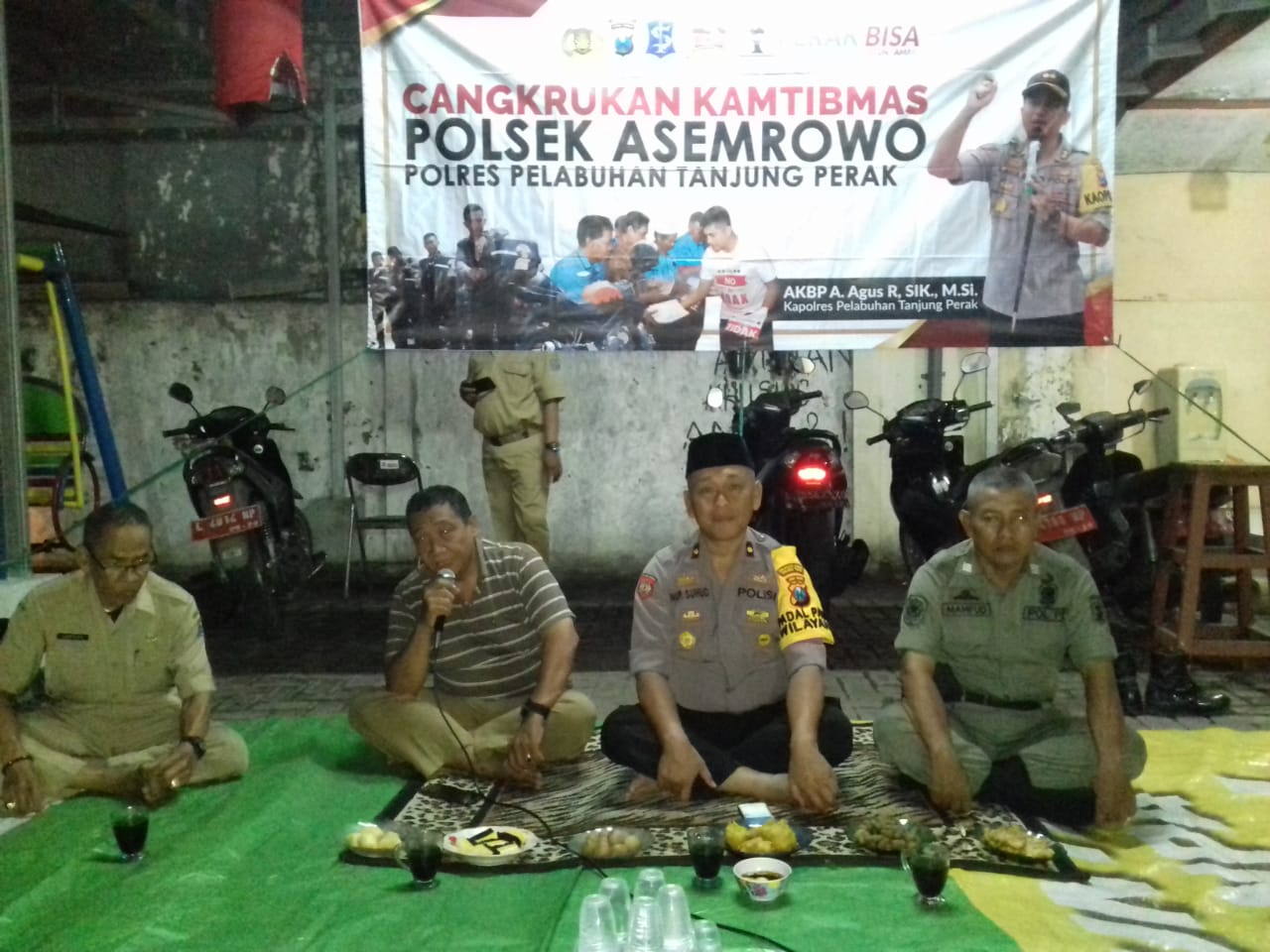 Kapolsek Asemrowo Sampaikan Himbauan Jauhi Narkoba di Acara Cangkrukan