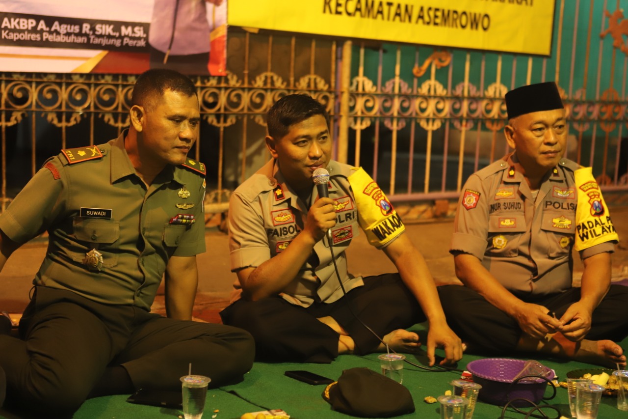 Wakapolres Tanjung Perak Berikan Himbauan Kamtibmas di Acara Cangkrukan Polsek Asemrowo