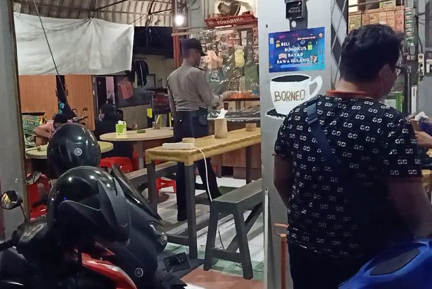 Polsek Asemrowo Sambang Warkop, Lakukan Operasi Penertiban Masker