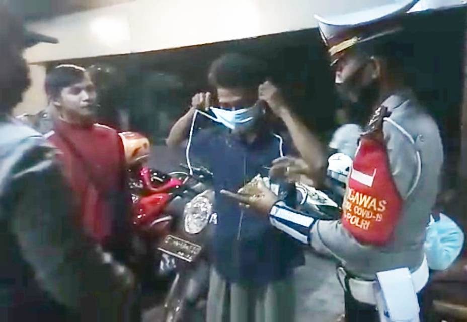 Polsek Asemrowo Sambang Warkop Dalam Rangka Operasi Penertiban Masker
