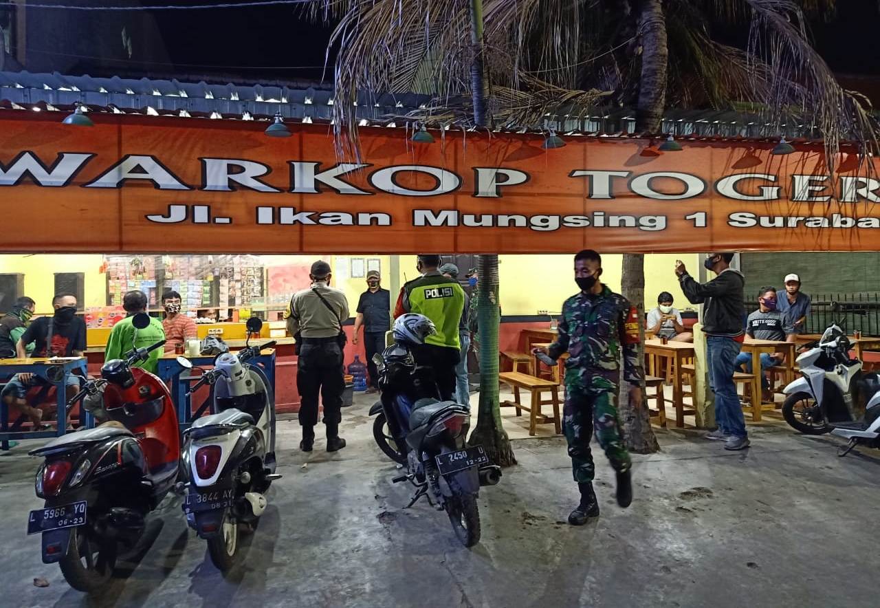 Polsek Krembangan Bersama Koramil Lakukan Operasi Masker di Warkop-Warkop