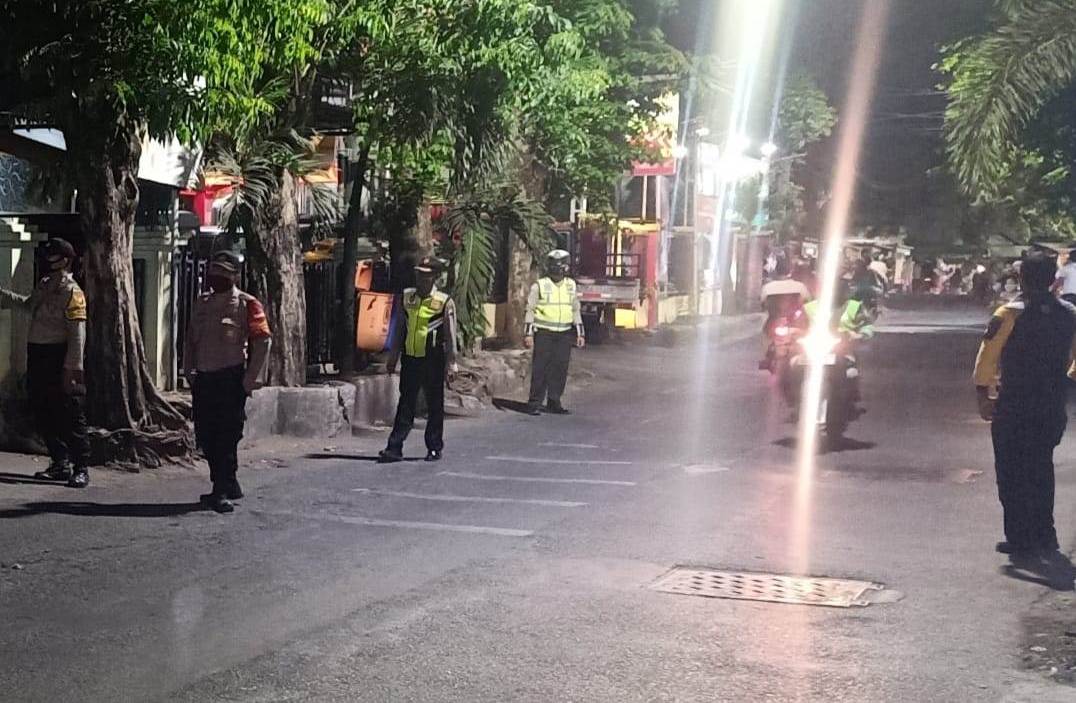 Polsek Asemrowo Lakukan Operasi Penertiban Masker Bareng Linmas & Satpol PP