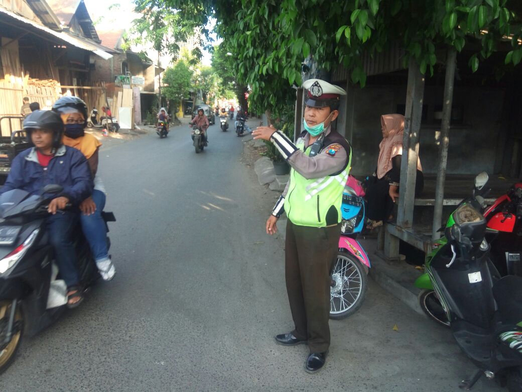 Unit Lantas Polsek Asemrowo Atur Lalu Lintas Sore Antisipasi Kepulangan Karyawan