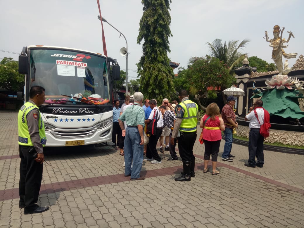 Polsek Krembangan Pam Kunjungan Wisatawan Asing di Pura Agung Jagad Kirana
