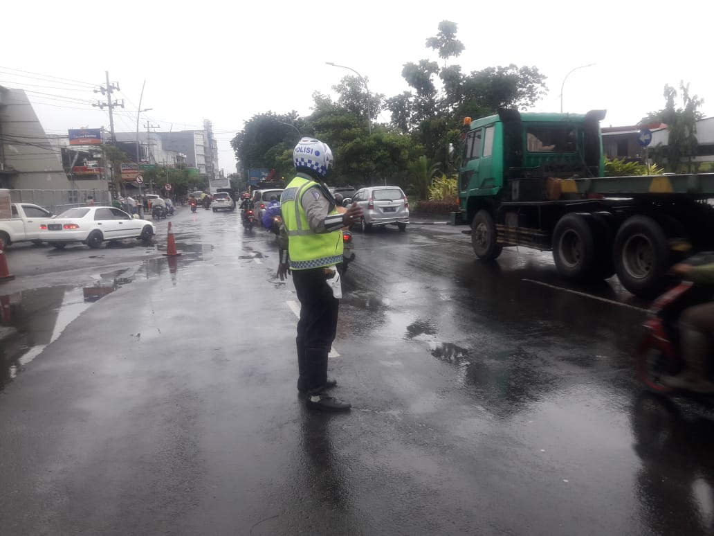 Bantu Kepulangan Pekerja, Satlantas Polres Tanjung Perak Laksanakan Pengaturan Sore