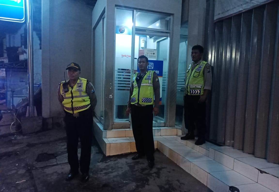 Personil Unit Lantas & Unit Sabhara Polsek Semampir Gelar Patroli Malam di Kantor BRI