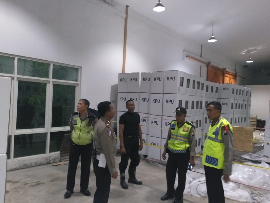 Polsek Asemrowo Laksanakan Patroli Malam, Pantau Keamanan Logistik Pemilu
