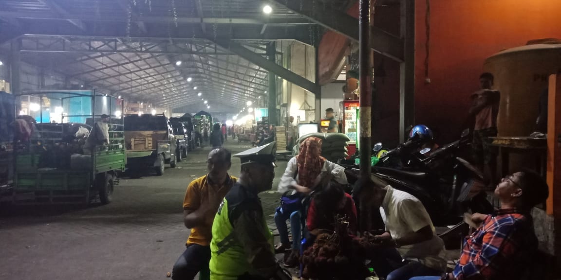 Polsek Asemrowo Gelar Patroli Malam di Pasar & Pemukiman