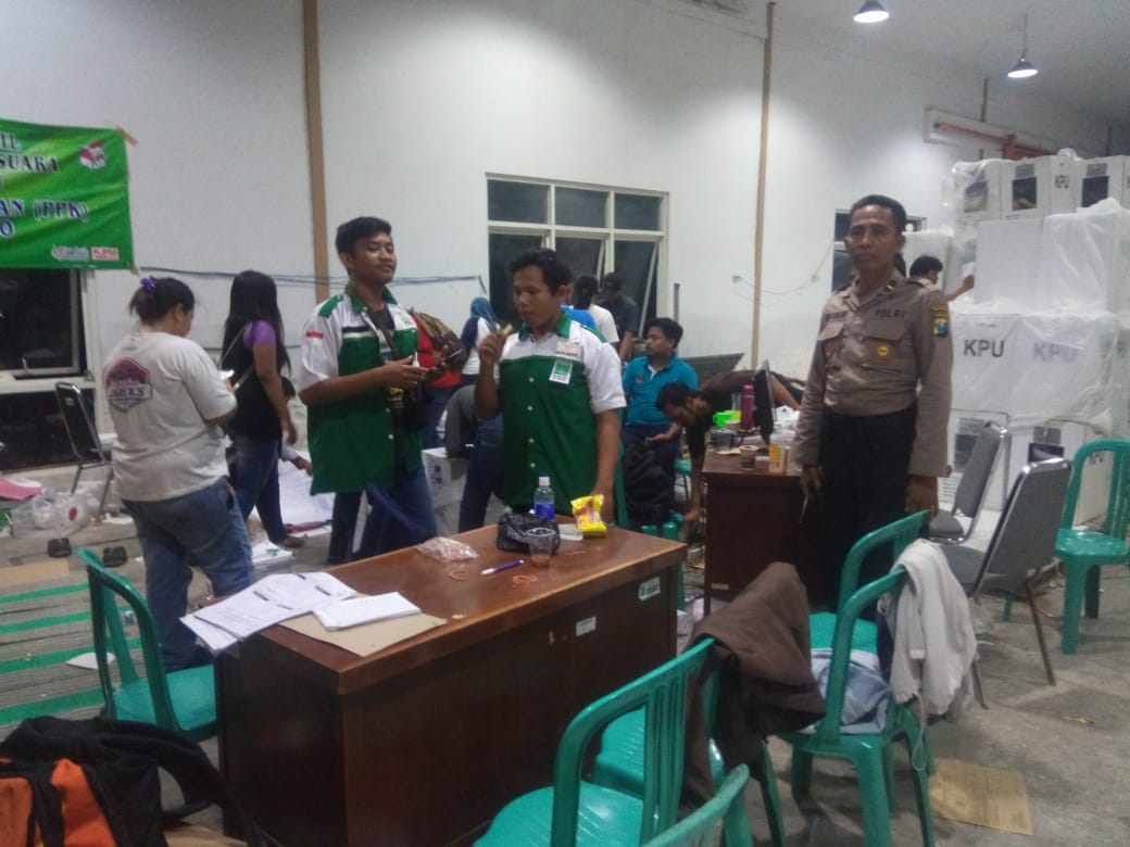 Polsek Asemrowo Lakukan Pengamanan Rekapitulasi Hingga Dini Hari