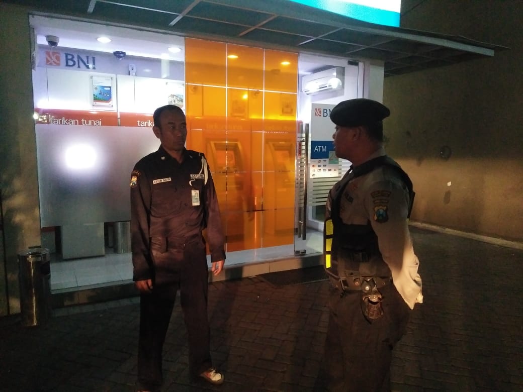 Satsabhara Polres Tanjung Perak Jaga Keamanan Kantor Bank Melalui Patroli Rutin