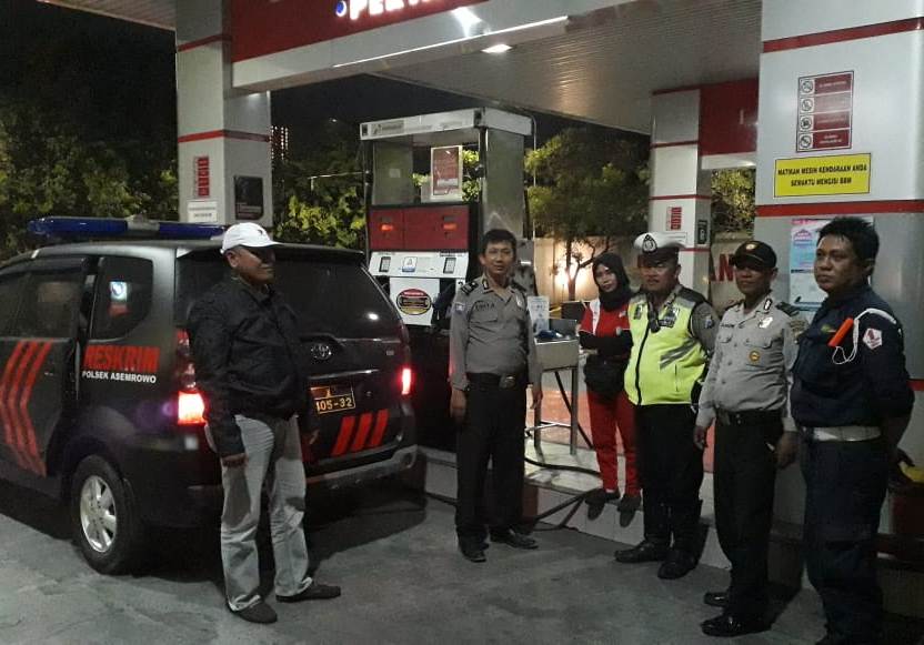 Antisipasi Kriminalitas di SPBU, Polsek Asemrowo Gelar Patroli Malam