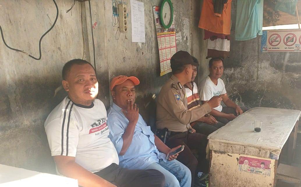 Babinkamtibmas Bongkaran Sampaikan Pesan Tertib Berlalu Lintas Ke Sopir Angkot