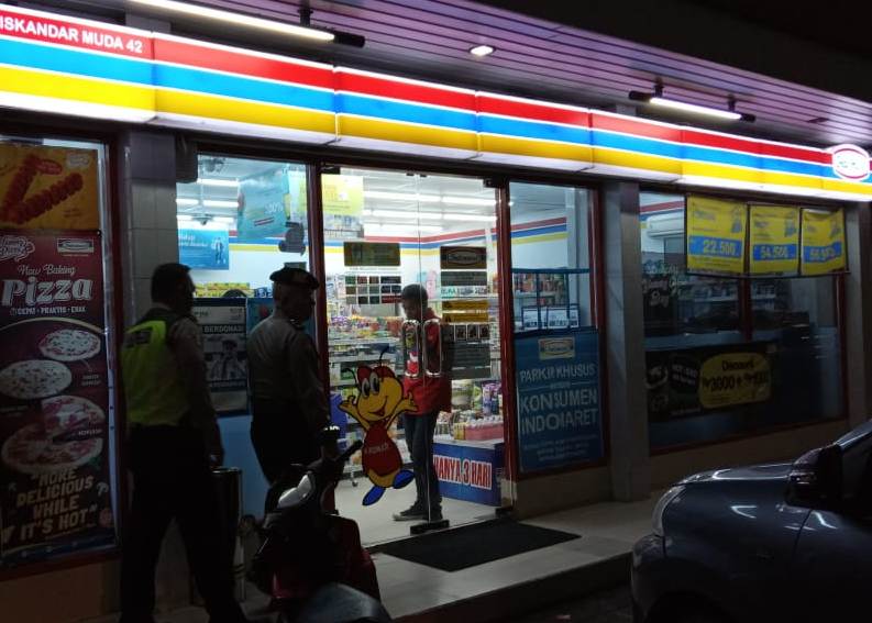 Polsek Semampir Gelar Patroli Malam di Mini Market, Antisipasi Kriminalitas